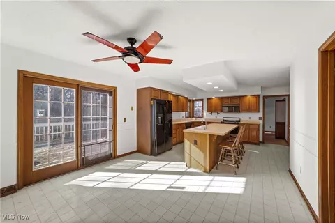34210 Beacon Dr, Willoughby, OH 44094 photo 5