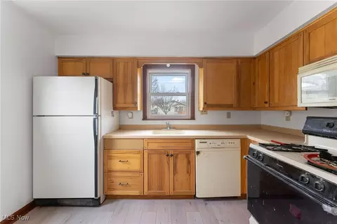 Kitchen - 458 Edith Ave, Akron, OH 44312 photo 3 of 4