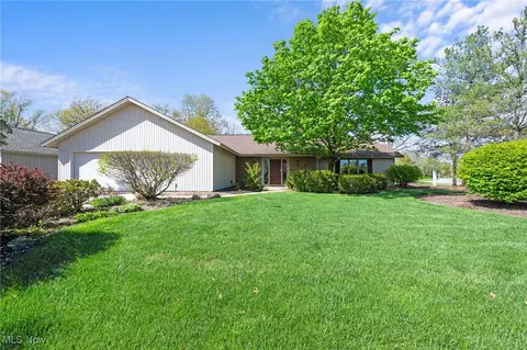8855 Gatewood Dr, North Ridgeville, OH 44039