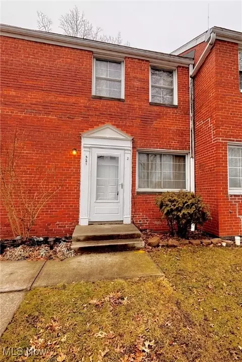 521 Kenwood Dr #J5, Euclid, OH 44123