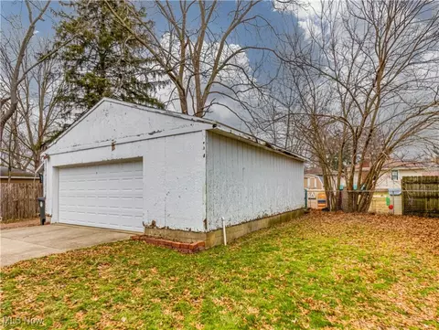 105 Devonshire Dr, Akron, OH 44312 photo 4