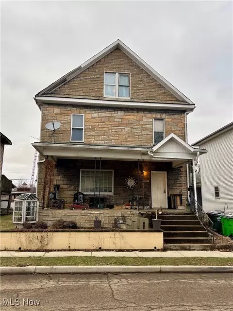 621 W 1st St, Uhrichsville, OH 44683