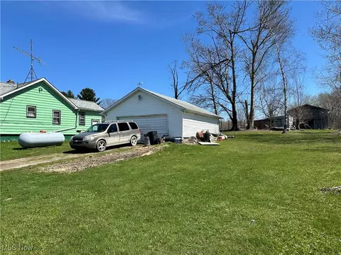 2832 Maple Rd, Jefferson, OH 44047 photo 2