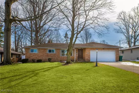 1390 Parkview Dr, Seven Hills, OH 44131