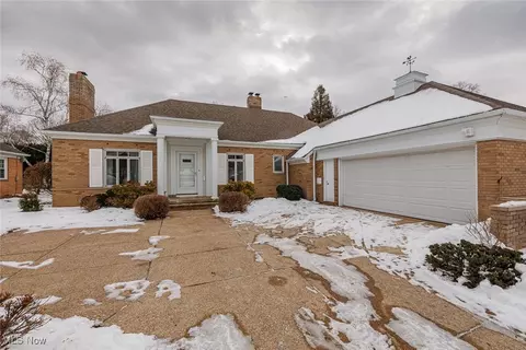 3785 W Surrey Ct, Rocky River, OH 44116