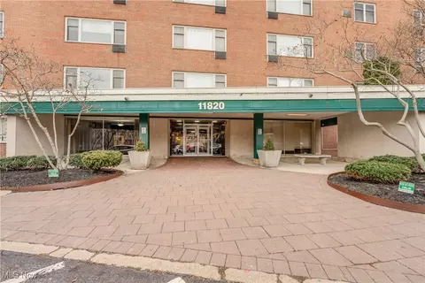 11820 Edgewater Dr #419, Lakewood, OH 44107