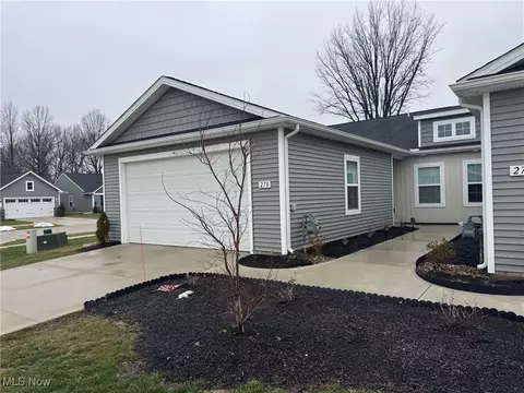 278 Silver Spring Cir, Elyria, OH 44035 photo 2