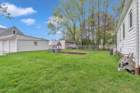 9601 Biddulph Rd, Brooklyn, OH 44144 photo 2
