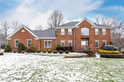 5489 Strathaven Dr, Highland Heights, OH 44143