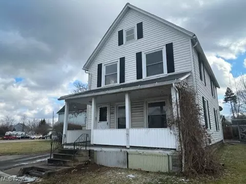 608 3rd St, Elyria, OH 44035