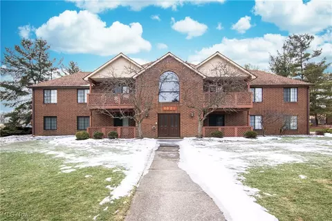 8621 Scenicview Dr #101, Broadview Heights, OH 44147