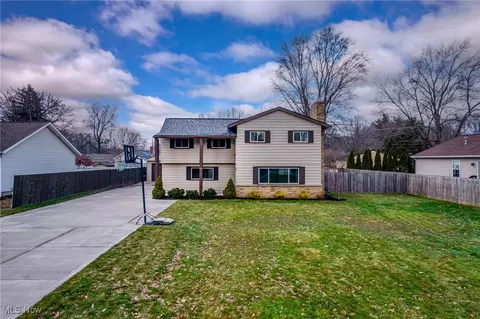52 Gaylord Dr, Munroe Falls, OH 44262
