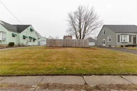 Exterior - 238 Wilson St, Struthers, OH 44471 photo 6 of 7