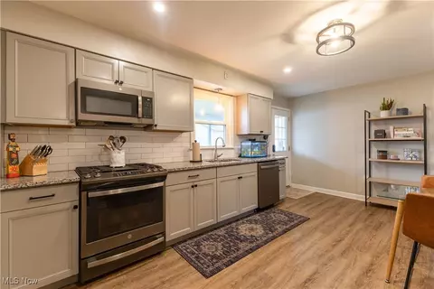Kitchen - 238 Wilson St, Struthers, OH 44471 photo 2 of 3