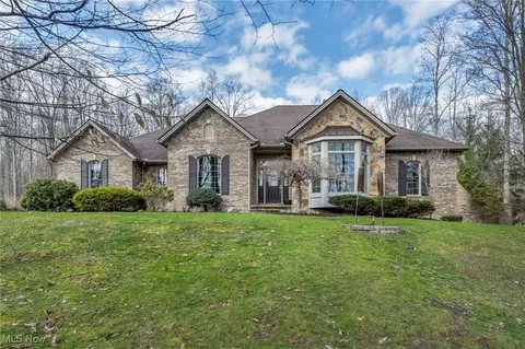 11446 Rolling Meadows Dr, Garrettsville, OH 44231