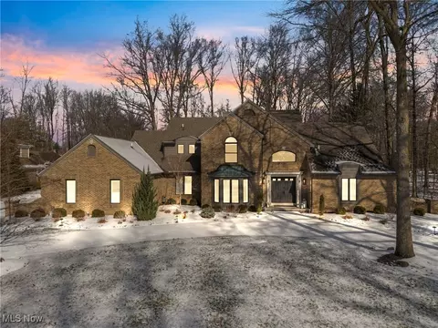 32378 Regency Ct, Avon Lake, OH 44012