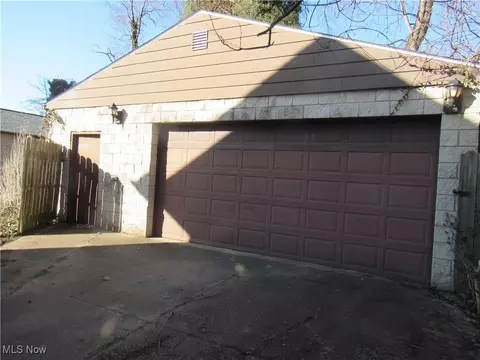 693 Cato Ave, Akron, OH 44310 photo 2