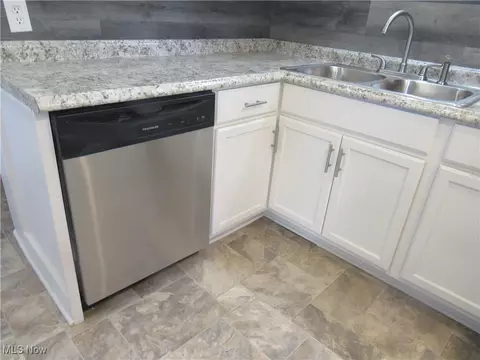 693 Cato Ave, Akron, OH 44310 photo 4