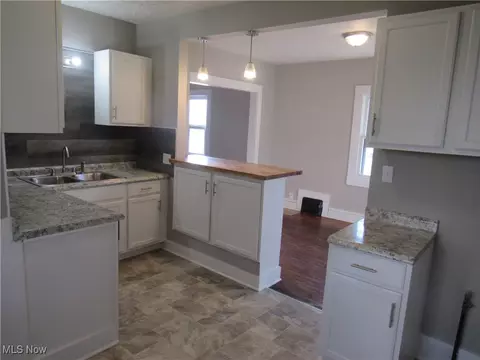 693 Cato Ave, Akron, OH 44310 photo 3