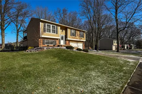26780 Skyline Dr, Olmsted Twp, OH 44138