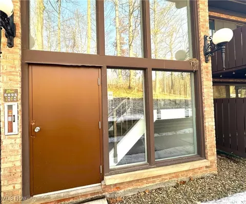 6895 Carriage Hill Dr #E74, Brecksville, OH 44141