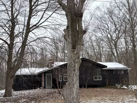 9266 Kingsley Dr, Chagrin Falls, OH 44023