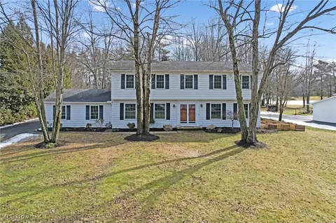 5215 Maple Springs Dr, Chagrin Falls, OH 44022