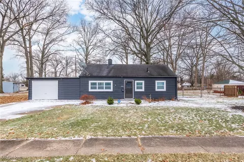 2504 Homewood Dr, Lorain, OH 44055