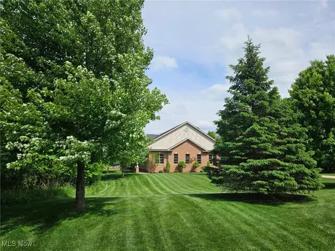 615 Crystal Brooke Dr, Hinckley, OH 44233