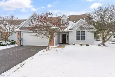 80 Lake Pointe Cir, Canfield, OH 44406