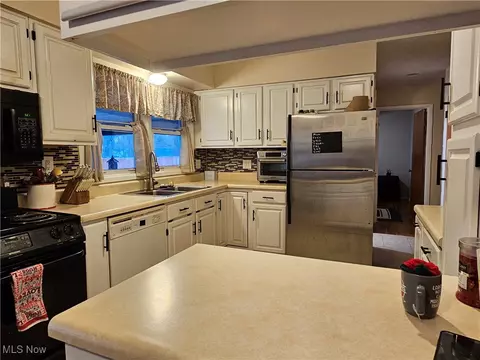Kitchen - 2322 W 13th St, Ashtabula, OH 44004 photo 1 of 2