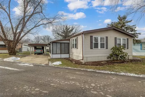 4 Birch Ln, Olmsted Twp, OH 44138