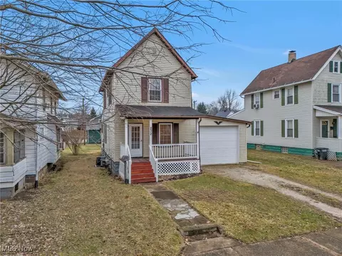 232 2nd St SW, Brewster, OH 44613