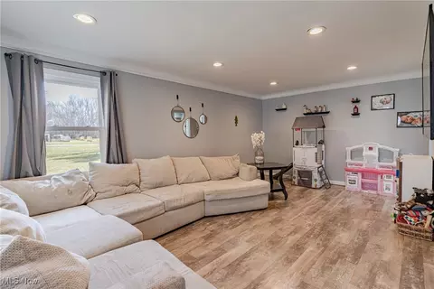 Living - 2964 Rockefeller Rd, Willoughby Hills, OH 44092 photo 2 of 2