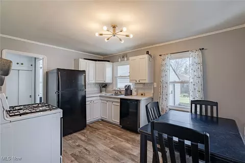 Kitchen - 2964 Rockefeller Rd, Willoughby Hills, OH 44092 photo 2 of 2