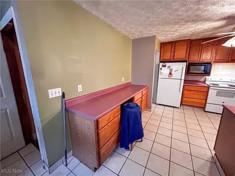 Kitchen - 10375 Williams Rd, Diamond, OH 44412 photo 3 of 3