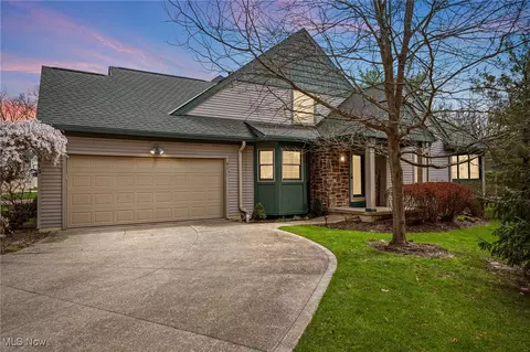 813 Hampton Ct, Sagamore Hills, OH 44067