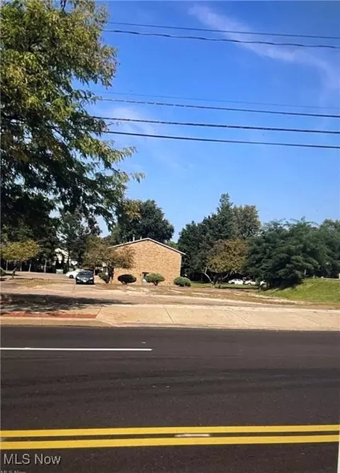47 E Waterloo Rd, Akron, OH 44319 photo 3