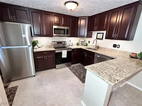 Kitchen - 7383 Willow Run Dr, Mentor, OH 44060 photo 2 of 4