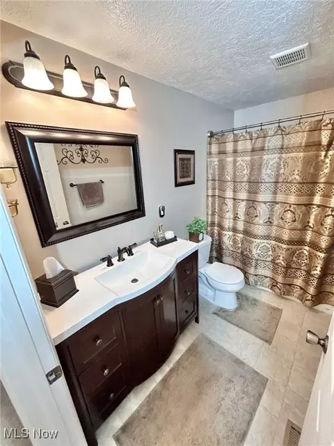 Bath - 7383 Willow Run Dr, Mentor, OH 44060 photo 2 of 3