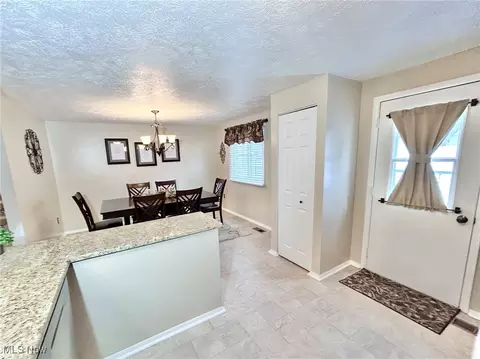 Entry Way - 7383 Willow Run Dr, Mentor, OH 44060 photo 2 of 4