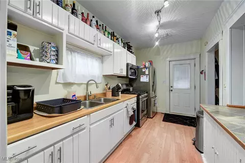 Kitchen - 2893 W River Rd N, Elyria, OH 44035 photo 2 of 3