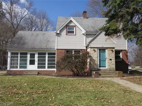 50 Harcourt Dr, Akron, OH 44313