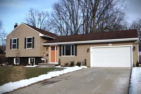 227 Duff Dr, Avon Lake, OH 44012