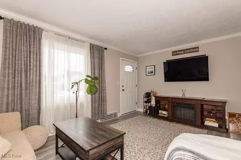 276 E 329th St, Willowick, OH 44095 photo 4