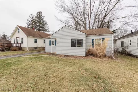 4074 W 224th St, Fairview Park, OH 44126