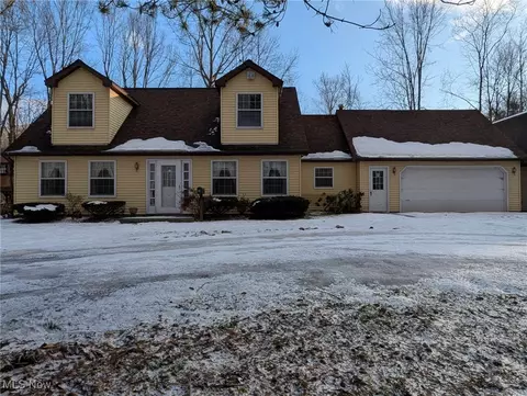 2 Twin Cherry Ln, Geneva, OH 44041
