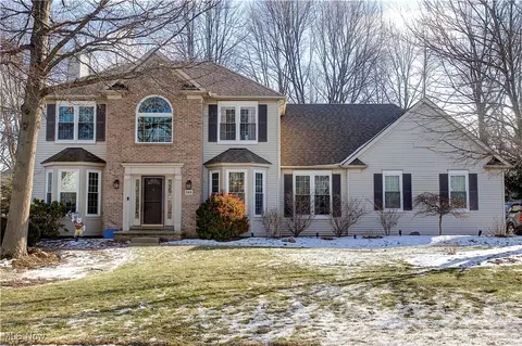 595 Parkside Dr, Avon Lake, OH 44012
