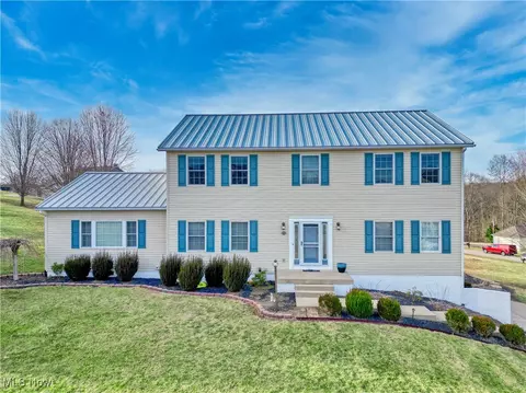 5495 Pine Valley Dr, Zanesville, OH 43701