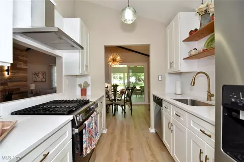 Kitchen - 6418 Melshore Dr, Mentor, OH 44060 photo 3 of 4